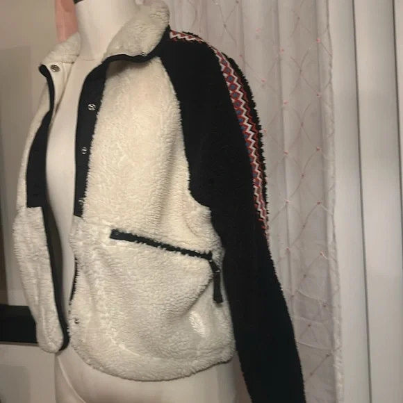 NWOT Hit The Slopes Printed Fleece Jacket in Running Stitch Varsity Combo - Picture 4 of 10